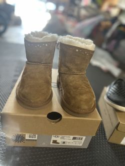 Ugg’s with Bow Size 8