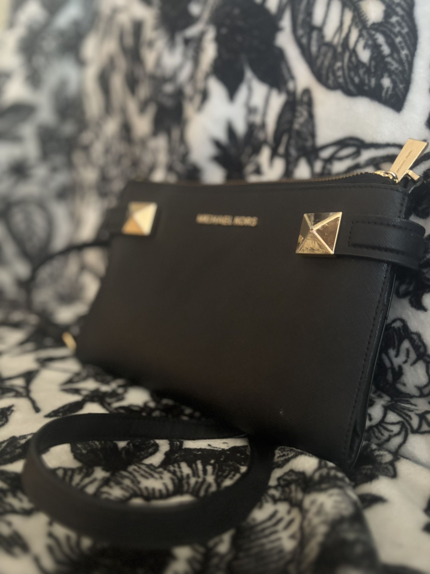Michael Kors Hand/waist Bag Black And Gold