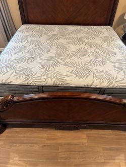 King Size Sealy Posturepedic Mattress — Like New! 🛏️
