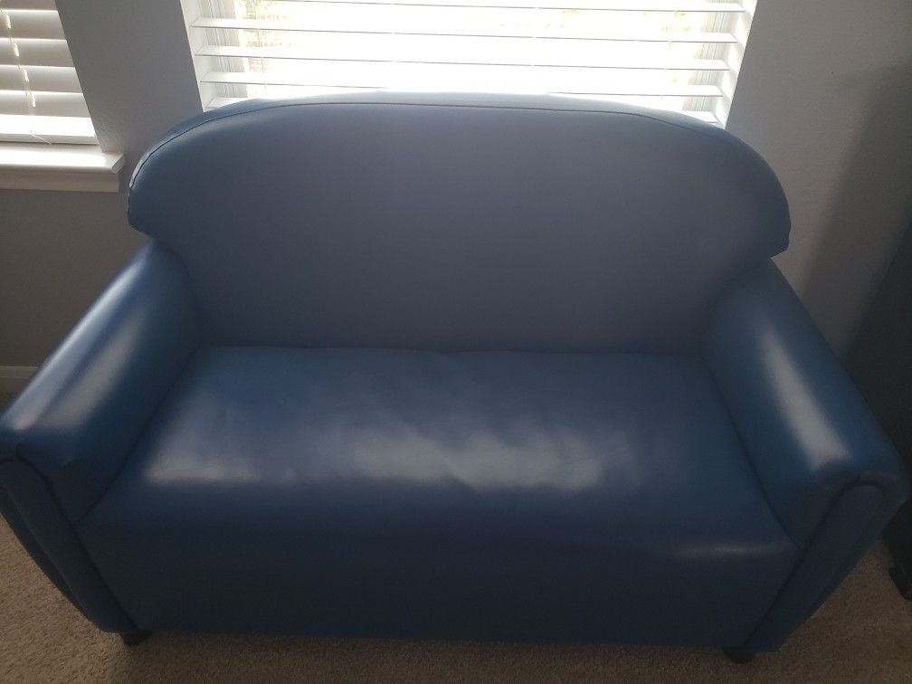 Children’s vinyl loveseat — excellent condition — $100 (Avery Ranch South)