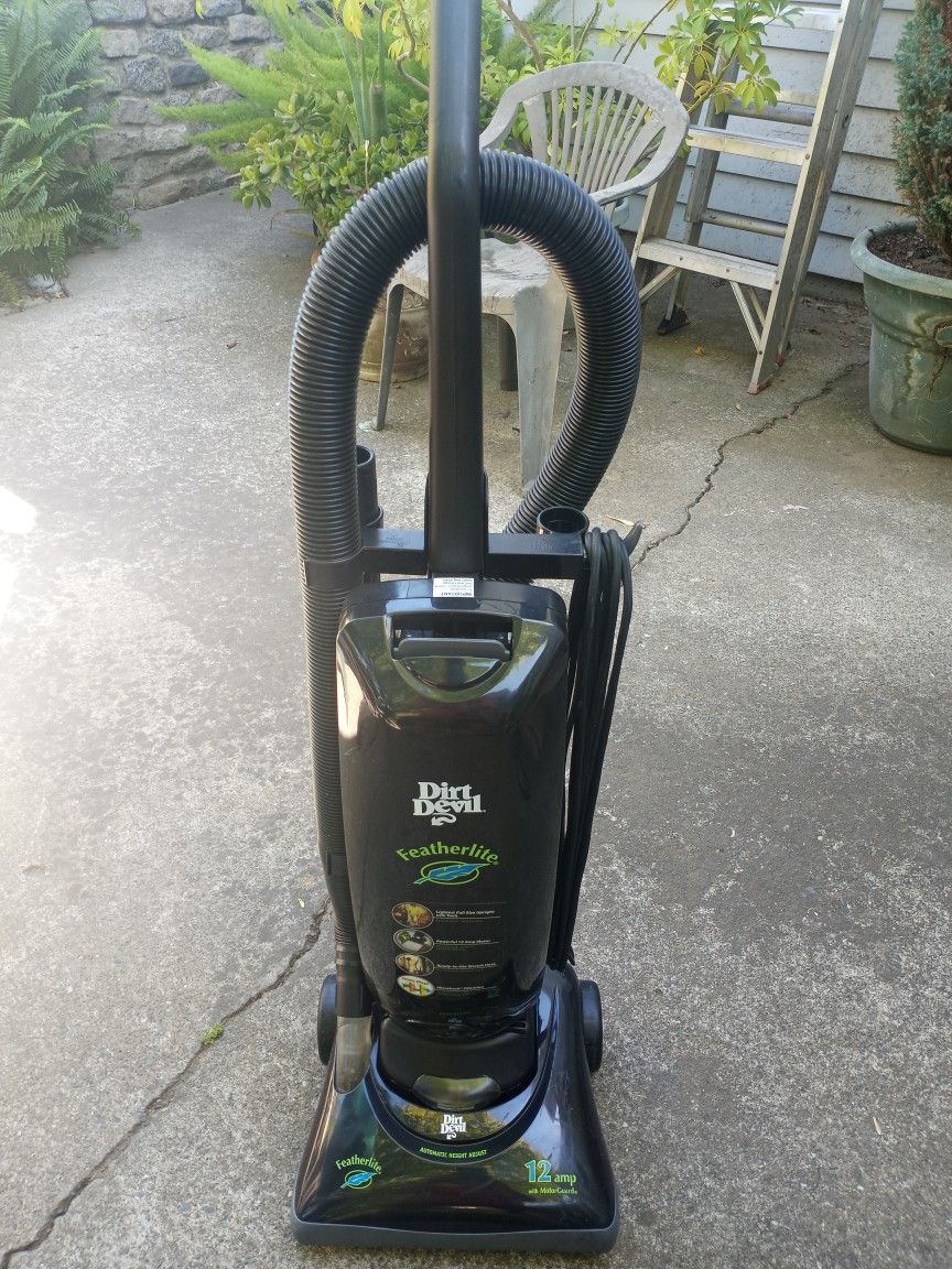 Dirt Devil Featherlite 12 Amp Upright Vacuum