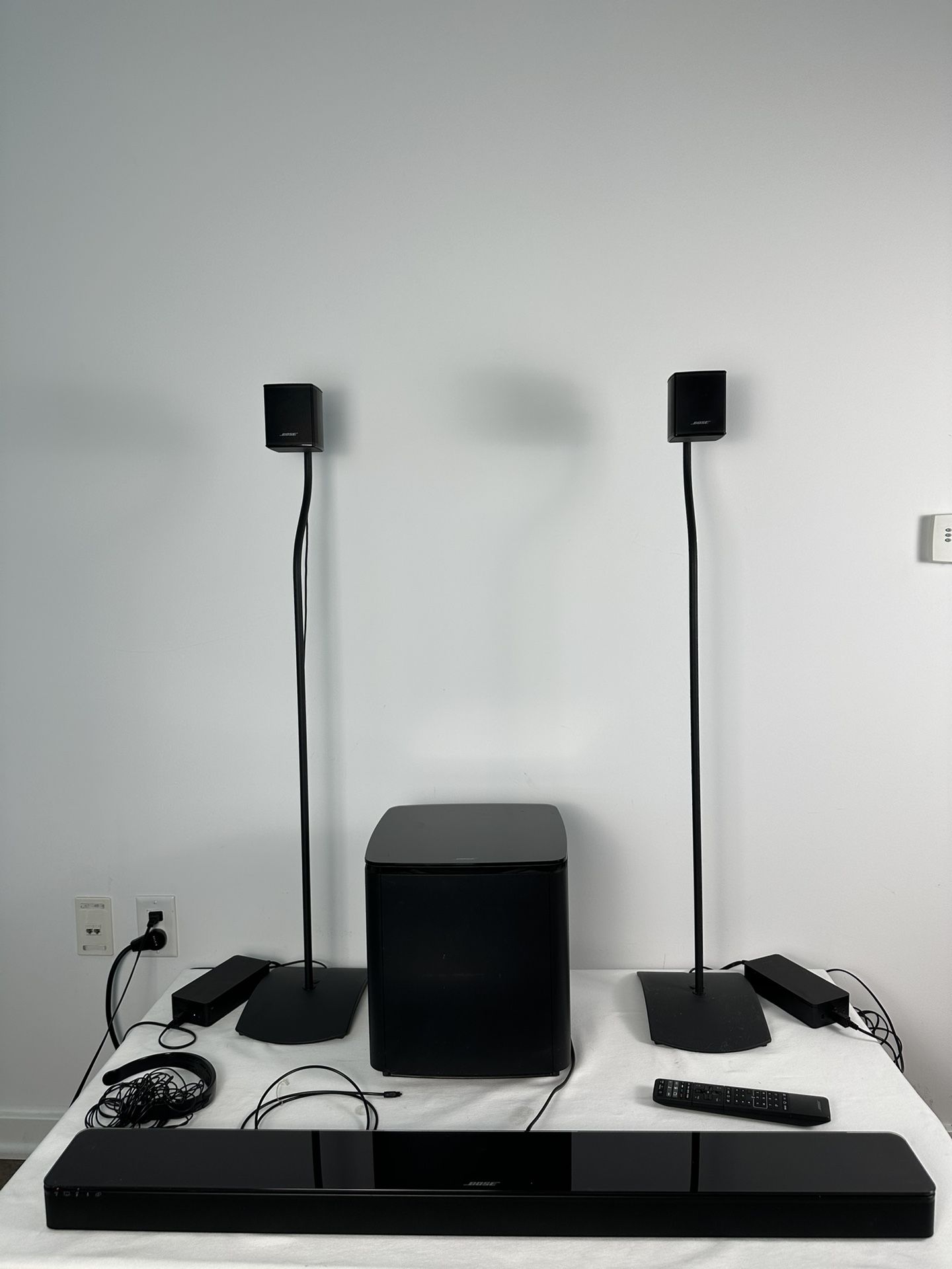 BOSE Home Theater System Sound Touch 300 Soundbar + Acoustimass 300 Bass Module + Surround Speaker + Stand