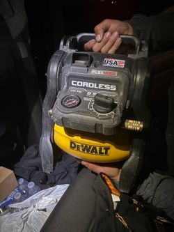 DEWALT 2.5 Gallon 140 PSI Portable Cordless Air Compressor (Model DCC2520)