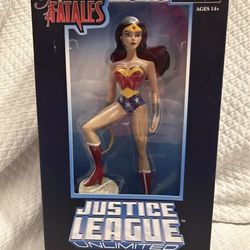 Wonder Woman 9" Statue Femme Fatales Justice League Unlimited Diamond Select Néw