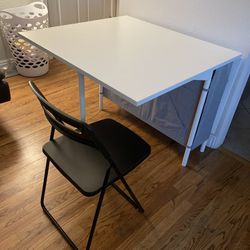 Modern Kitchen Table + 3 Folding Chairs – Great Condition