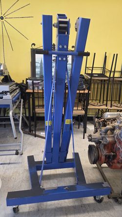 Blue Hydraulic Engine Hoist