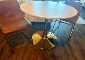 Breakfast table with 2 leather chairs
