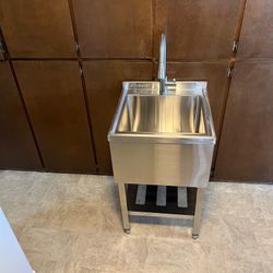 TRINITY UTILITY SINK W/PULL-OUT FAUCET. New and assembled. Sea size in pictures.