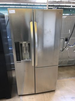 Side by side refrigerator LG with showcase door