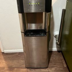 Whirlpool Self Cleaning Water Dispenser, Very Working Condition. 3 Months Old