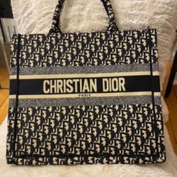 Ladies Tote Purse Handbag With Wristlet