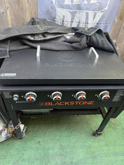 4 Burner Black Stone With Hard Cover an 2 propane tanks