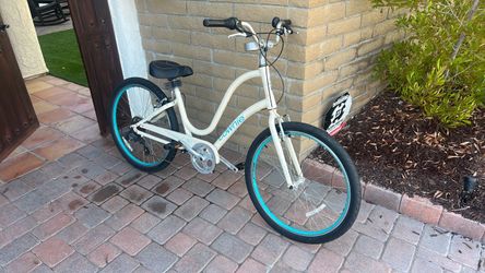 •  Electra Townie 7-Speed Beach Cruiser – White / Teal