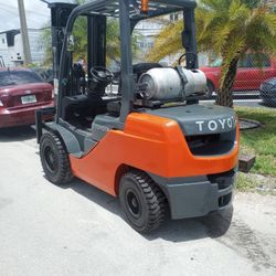 Forklift Toyota 2011 Pneumatic 6000#