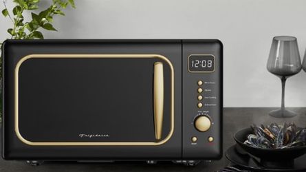 FRIGIDAIRE EMW788RETRO 0.7 cu. ft. Retro Microwave, Black-Gold