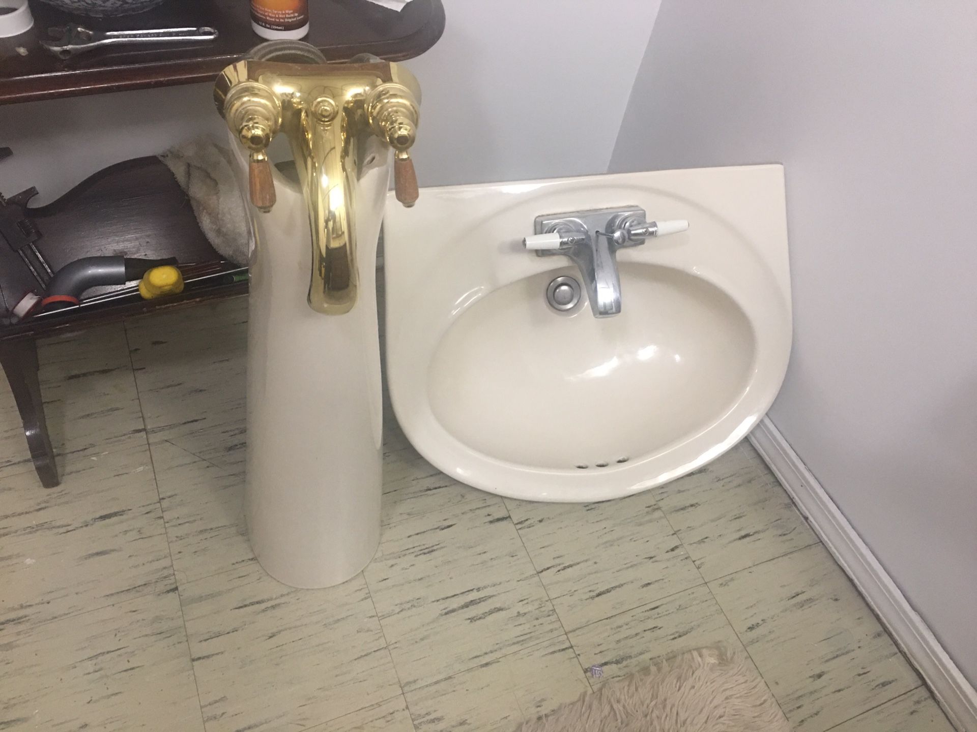 PEDISTAL SINK WITH FAUCET AND EXTRA DELTA FAUCET SET