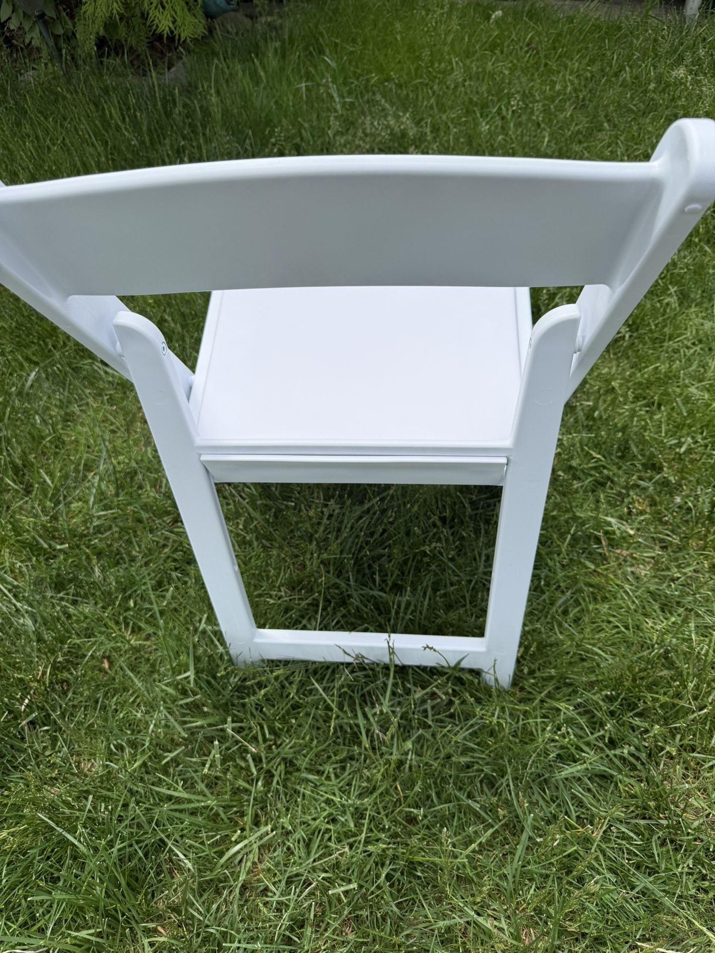 Folding Chair - White Resin (800lb Capacity) Sturdy, lightweight, and foldable. Great for parties, events, or extra seating. Like new — only used o