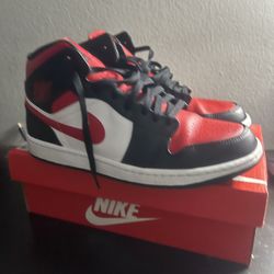 Air Jordan 1 Mid “Chicago Black Toe”