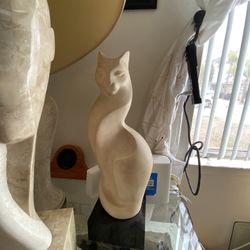 cat statue 