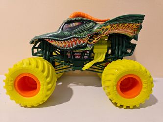 Monster Jam Hot Wheels 1:24 scale Dragon Yellow wheels monster truck