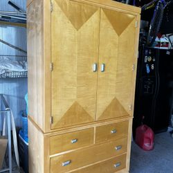 Wood Chase With Shelves 