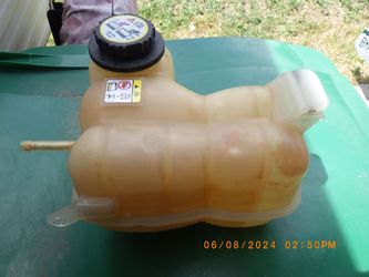 Used Stock 2007 Ford F150 Radiator overflow expansion tank.