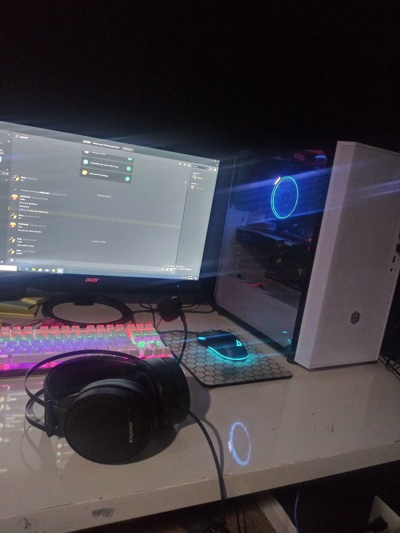 High end Gaming PC, Full setup w/mouse, keyboard, monitor, and all cables.