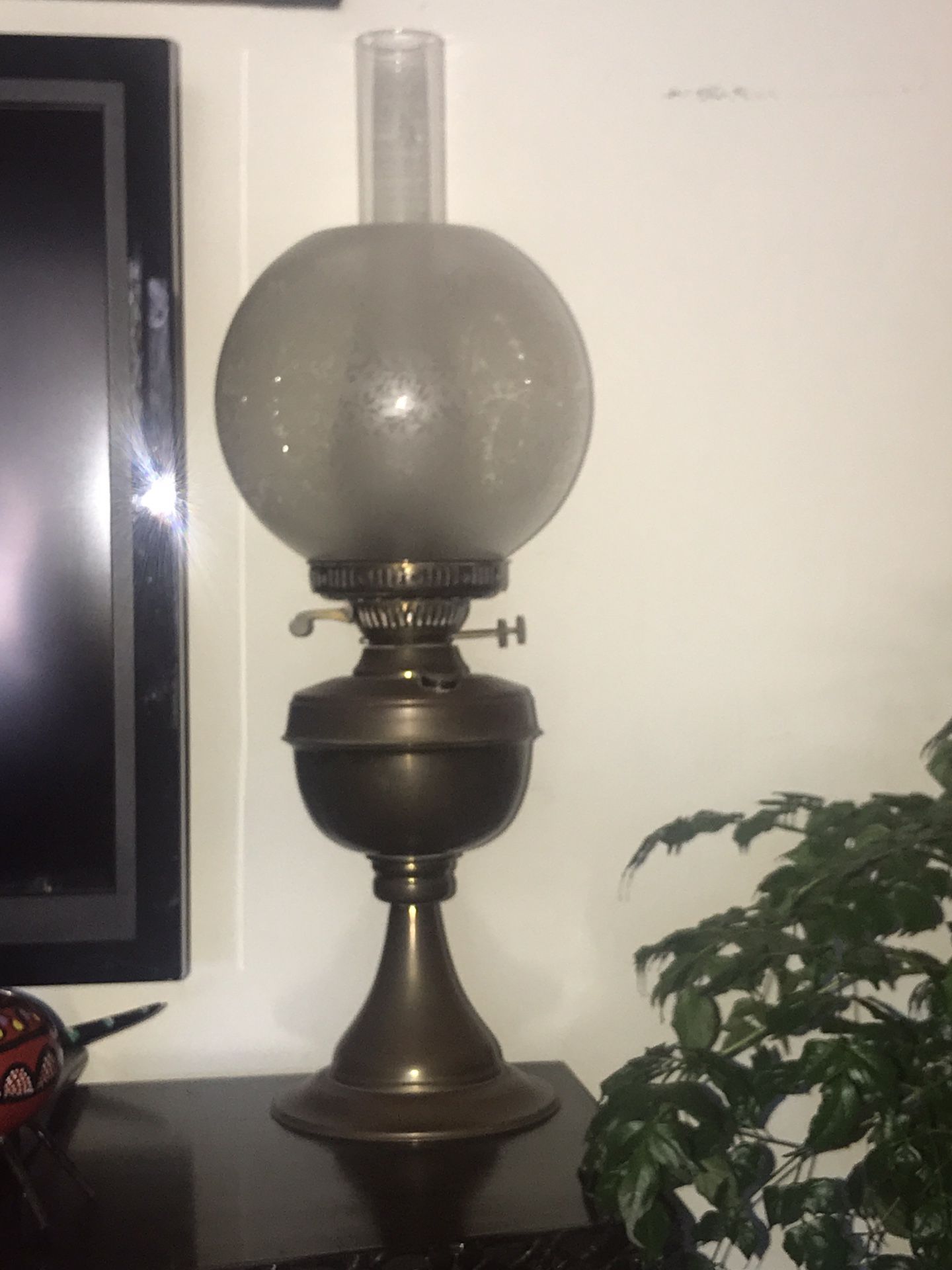 FANTASTIC   VINTAGE BRASS KEROSENE LAMP