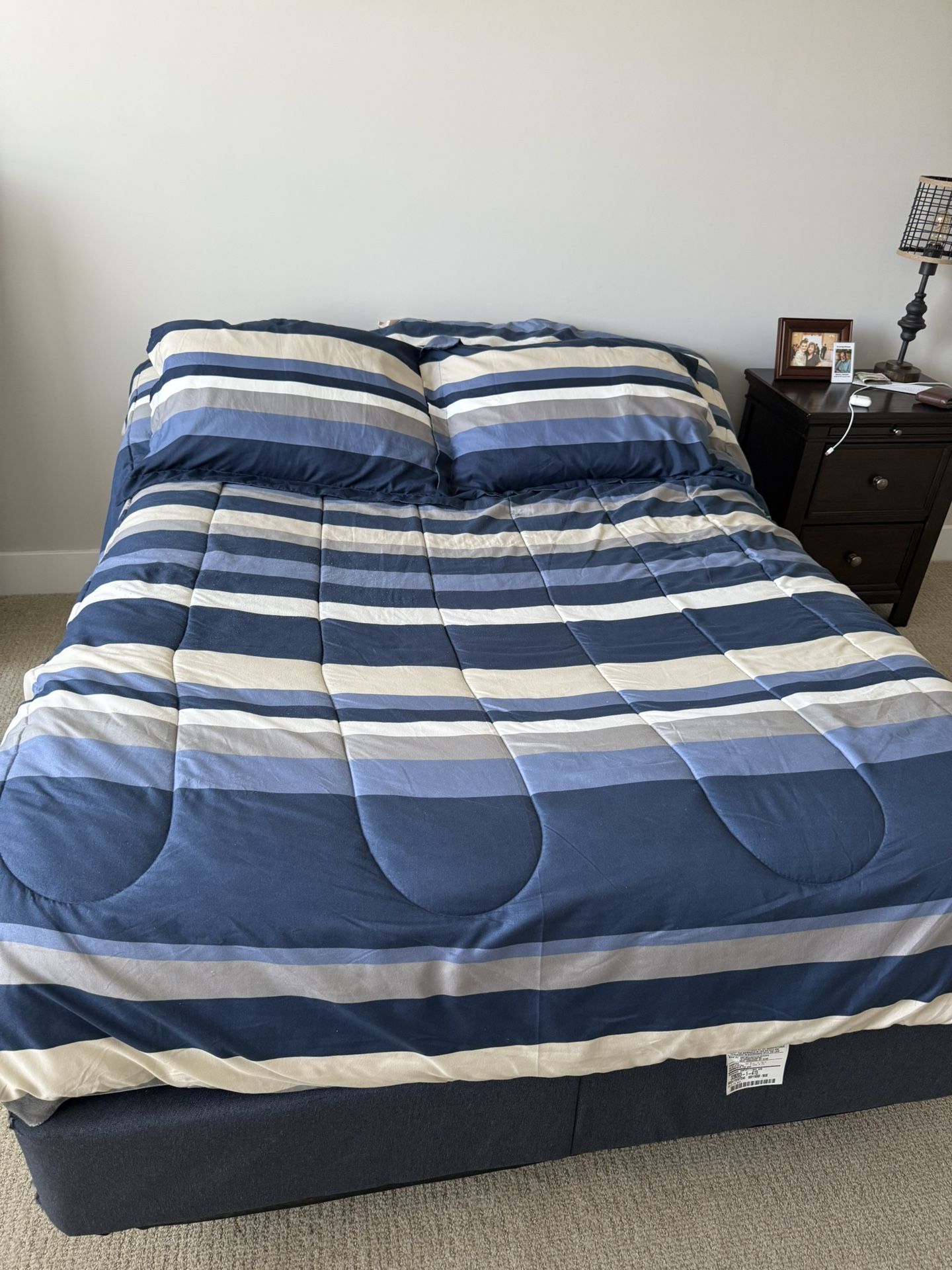 Blue stripped Full comforter with two shams