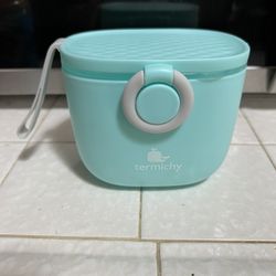 Formula travel holder with scoop