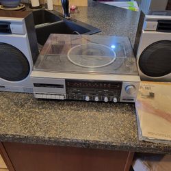 Emerson turntable stereo with speakers