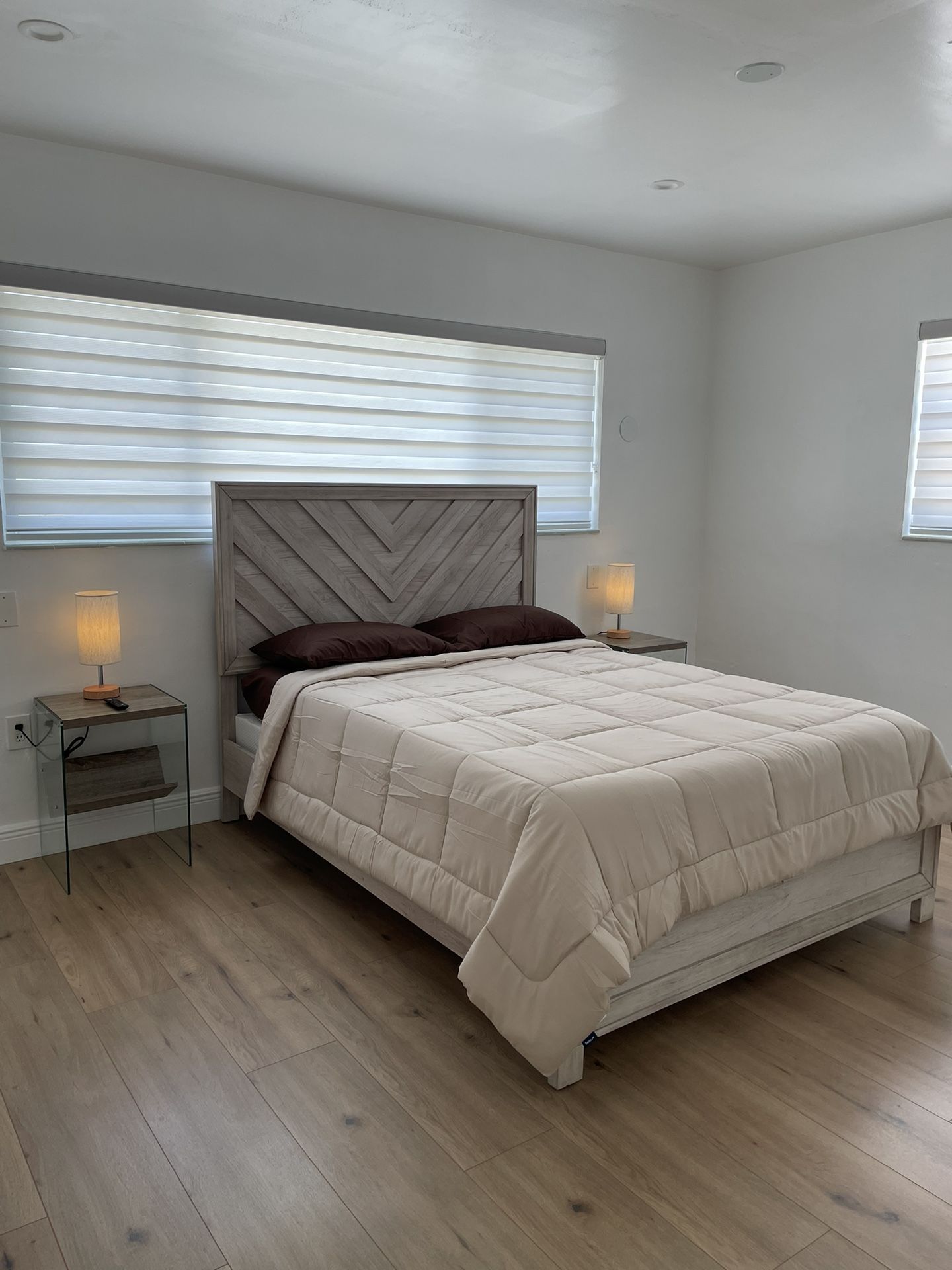 Queen bed with mattress and 2 nightstands and lamps for Sale in Miramar
