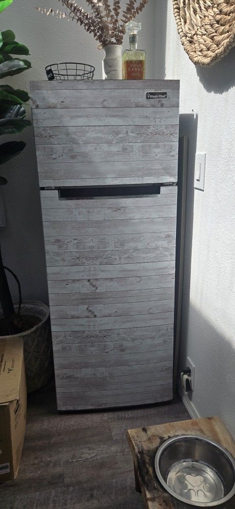 Mini Fridge (Medium Size)
