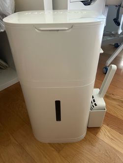 Like New Litter Zero litter box system & scoop with one refill