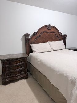 Luxury Solid Wood Traditional King Bedroom Set – Lightly Used (AICO / Ashley Style)