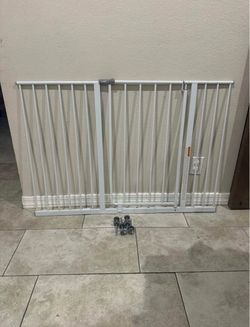 Extra Wide Pet Gate / Safety Gate - Fits Openings 29” - 47”