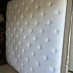 Mattress king size 1f almost new clean free smoking free pets condition good