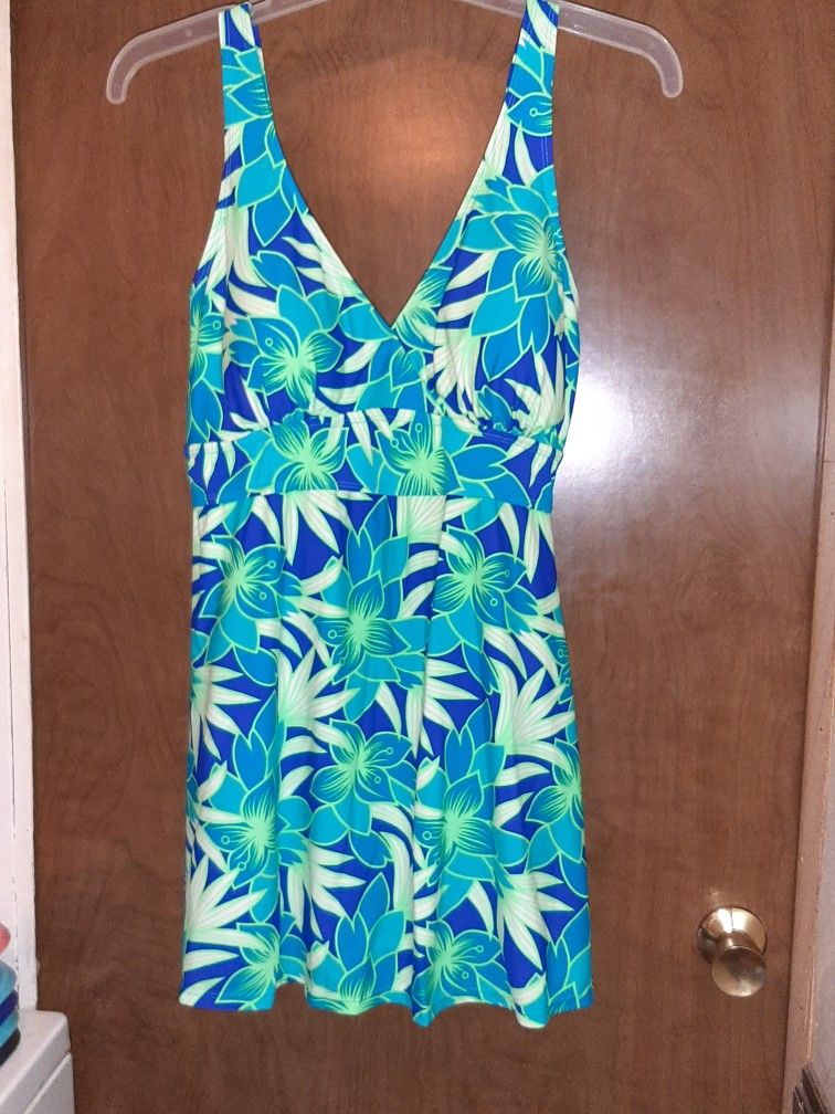 NWOT PLUS SIZE SWIMMING SUIT 22