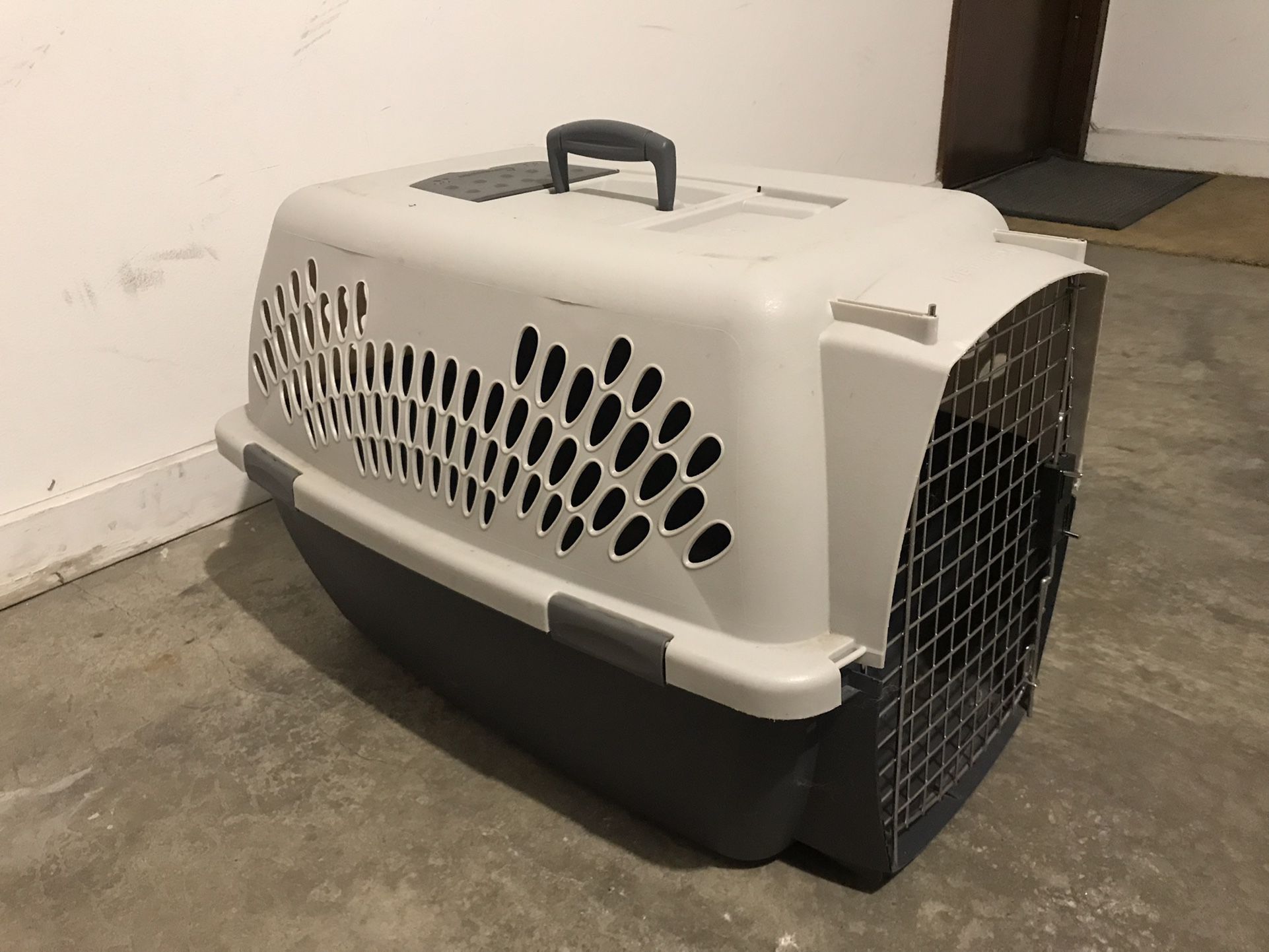 Medium Petmate Pet Crate/Carrier