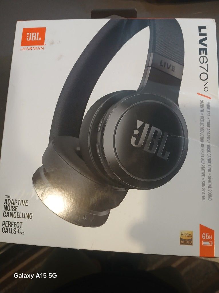 JBL Live 670NC - Wireless On-Ear Headphones with True Adaptive Noise Cancelling -
