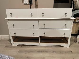 6 Drawer White dresser-Good Condition