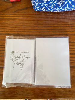 Pack of 20pcs blank graduation party invitations with its envelopes.