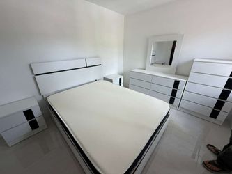 Juego De Cuarto. De 5 Piezas. Disponible 