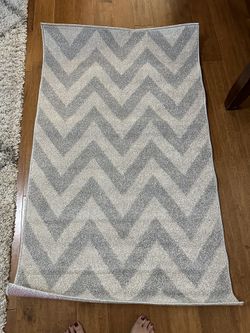 Brand New Safavieh chevron rug 5'x3'