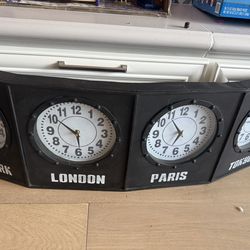 Unique world clock with 4 times