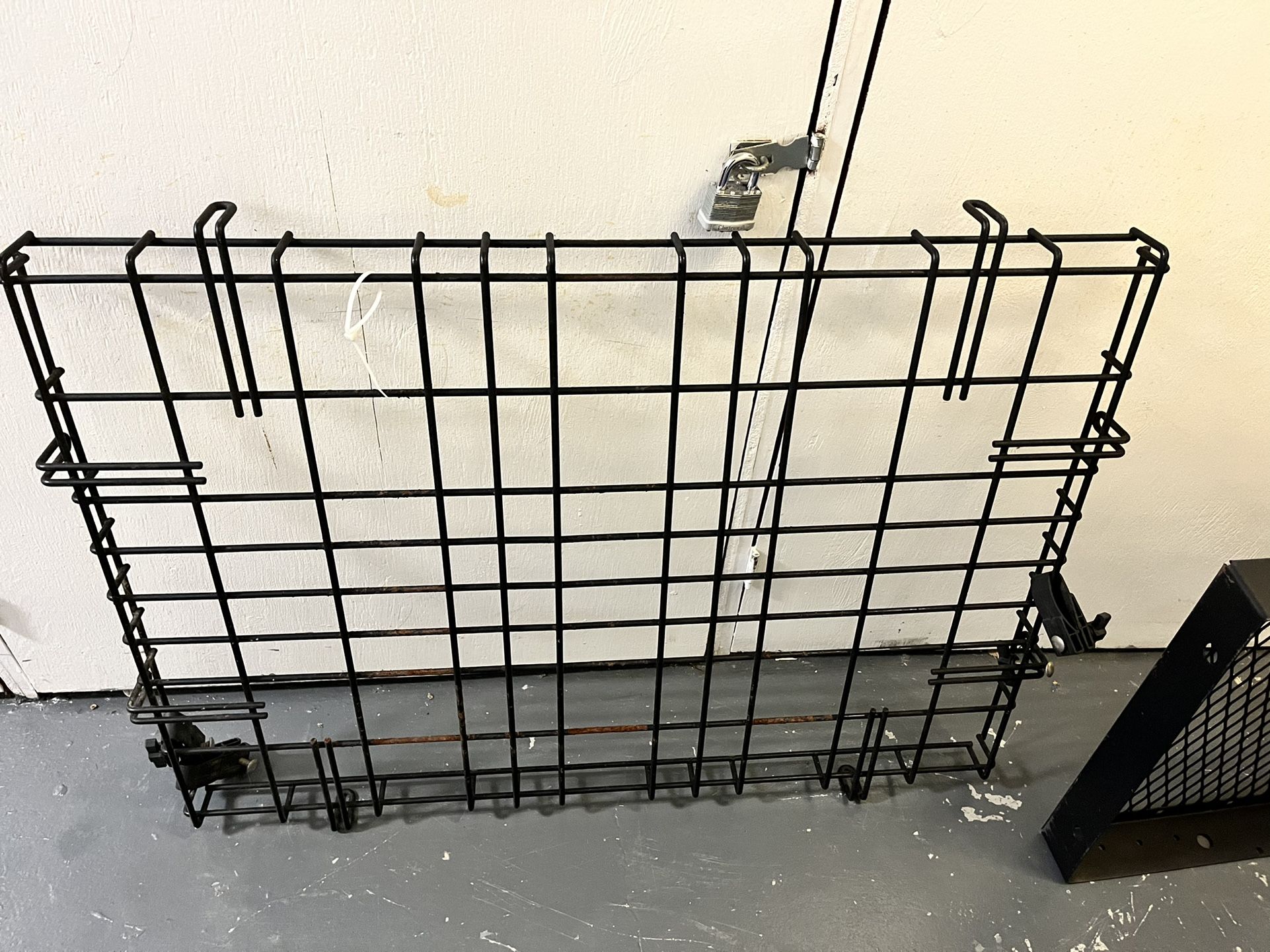 Metal roof rack with netting