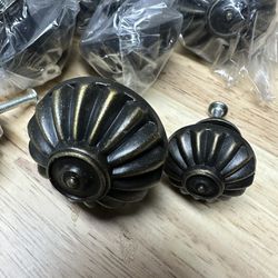 Dresser Draw/Cabinet Knobs, 14 Large 4 Small