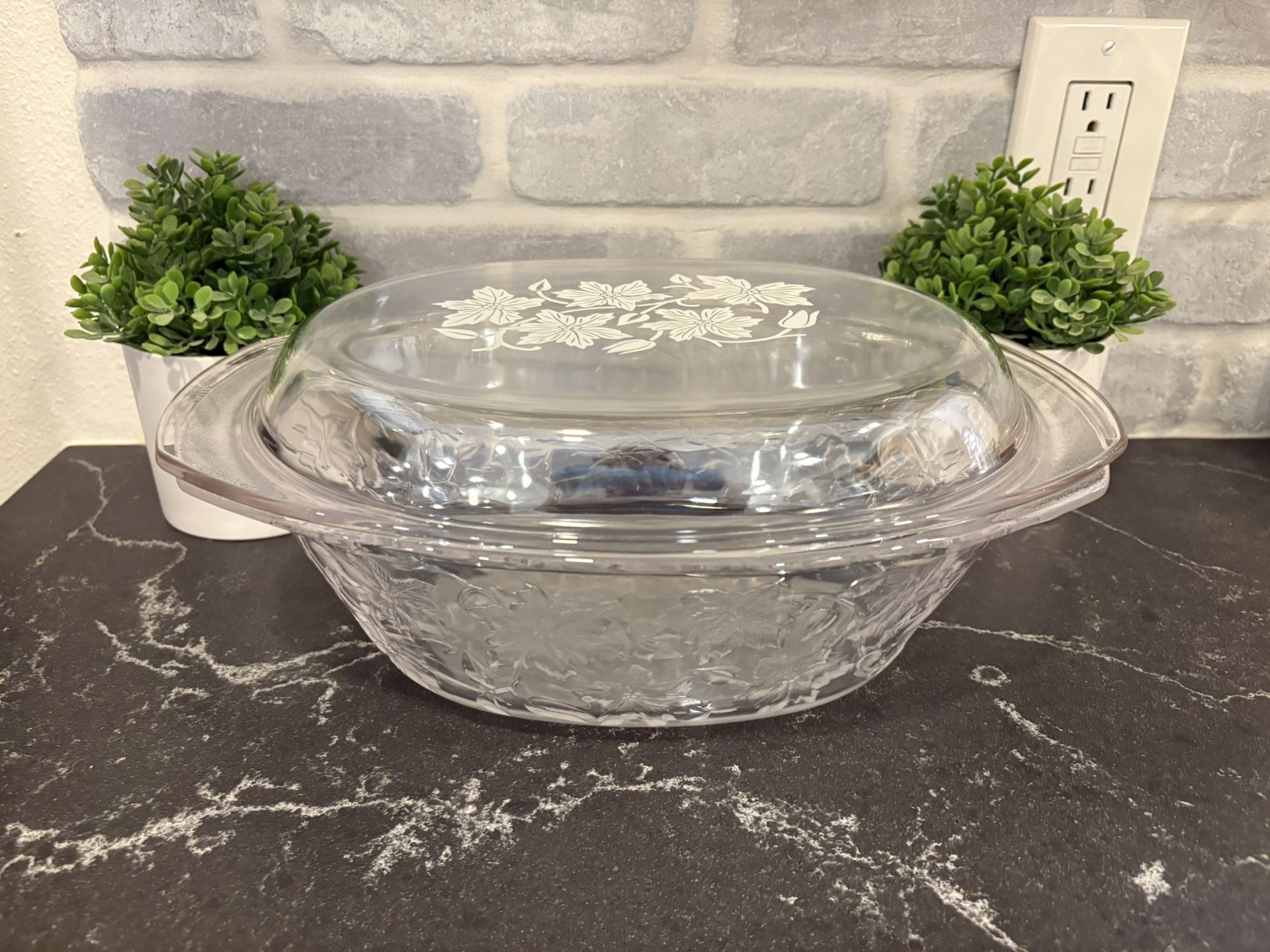 Glass casserole Dish with Lid - Flower design - Simi valley