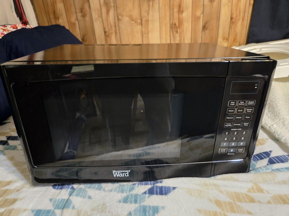 NIB Montgomery Ward 1.1 Cu Ft Microwave