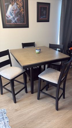 Perfect condition high top kitchen table for four